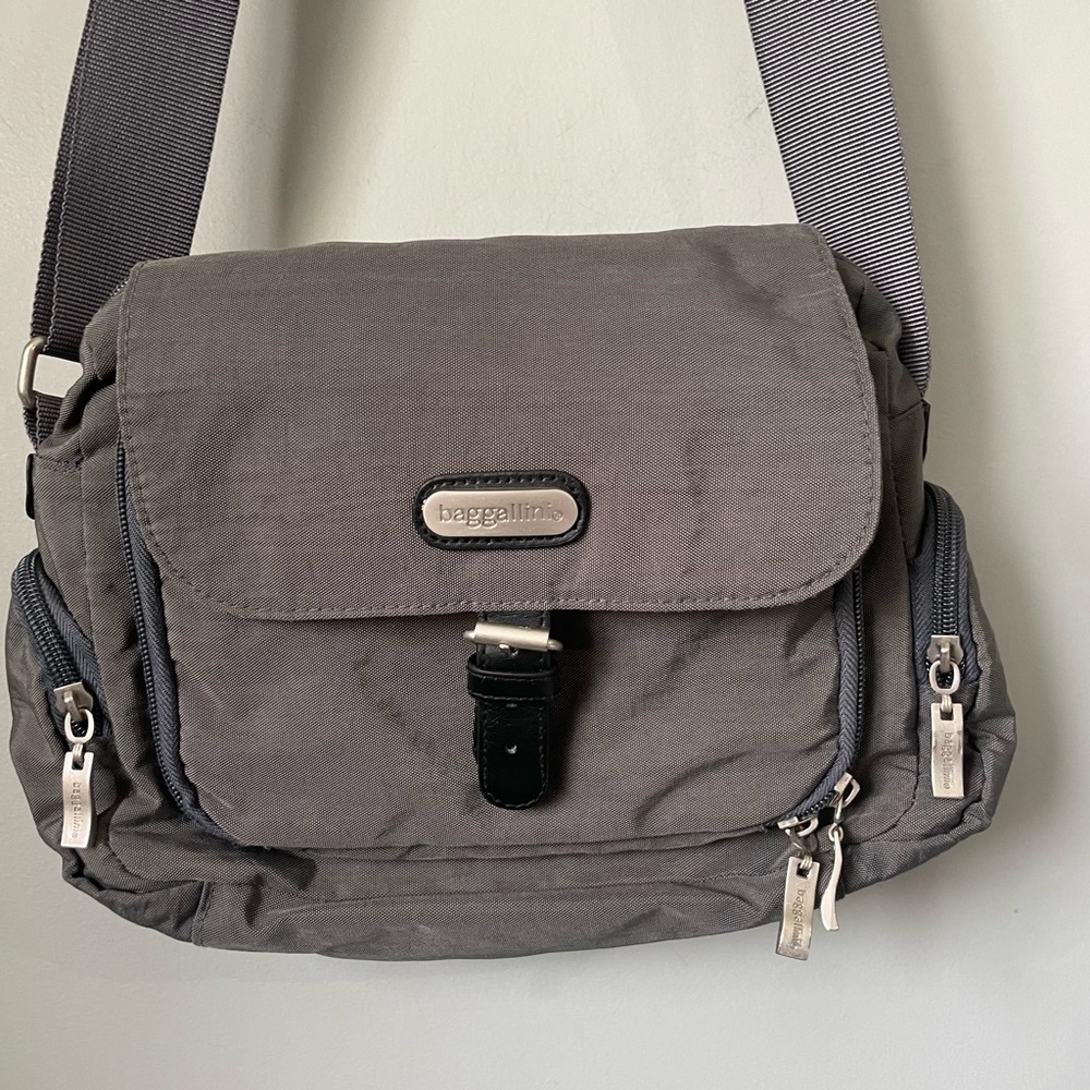 BAGGALLINI Crossbody Purse GREY Zippered Pockets Inside & Out